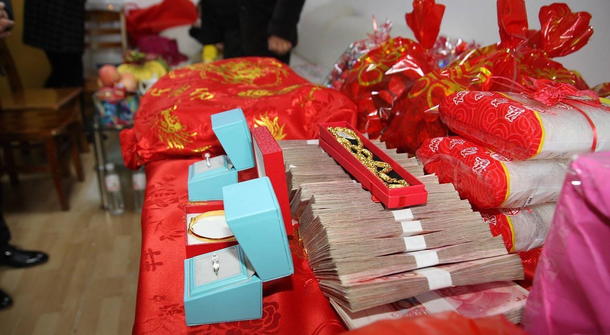  千万光棍“娶妻难”还未解决，如今又有新情况？
首先，经济因素对年轻人造成了重压