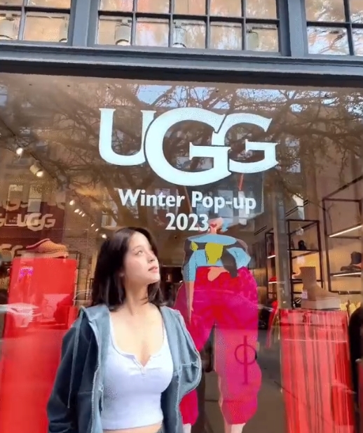 欧阳娜娜
娜比感觉熟透了的亚子，怎么肥事？ ​​​