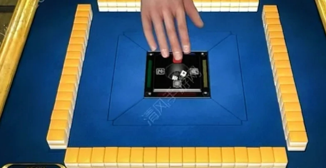 四川绵竹，一女子用手机app以一元一分为赌注，在网上打四川麻将共计7693局。两