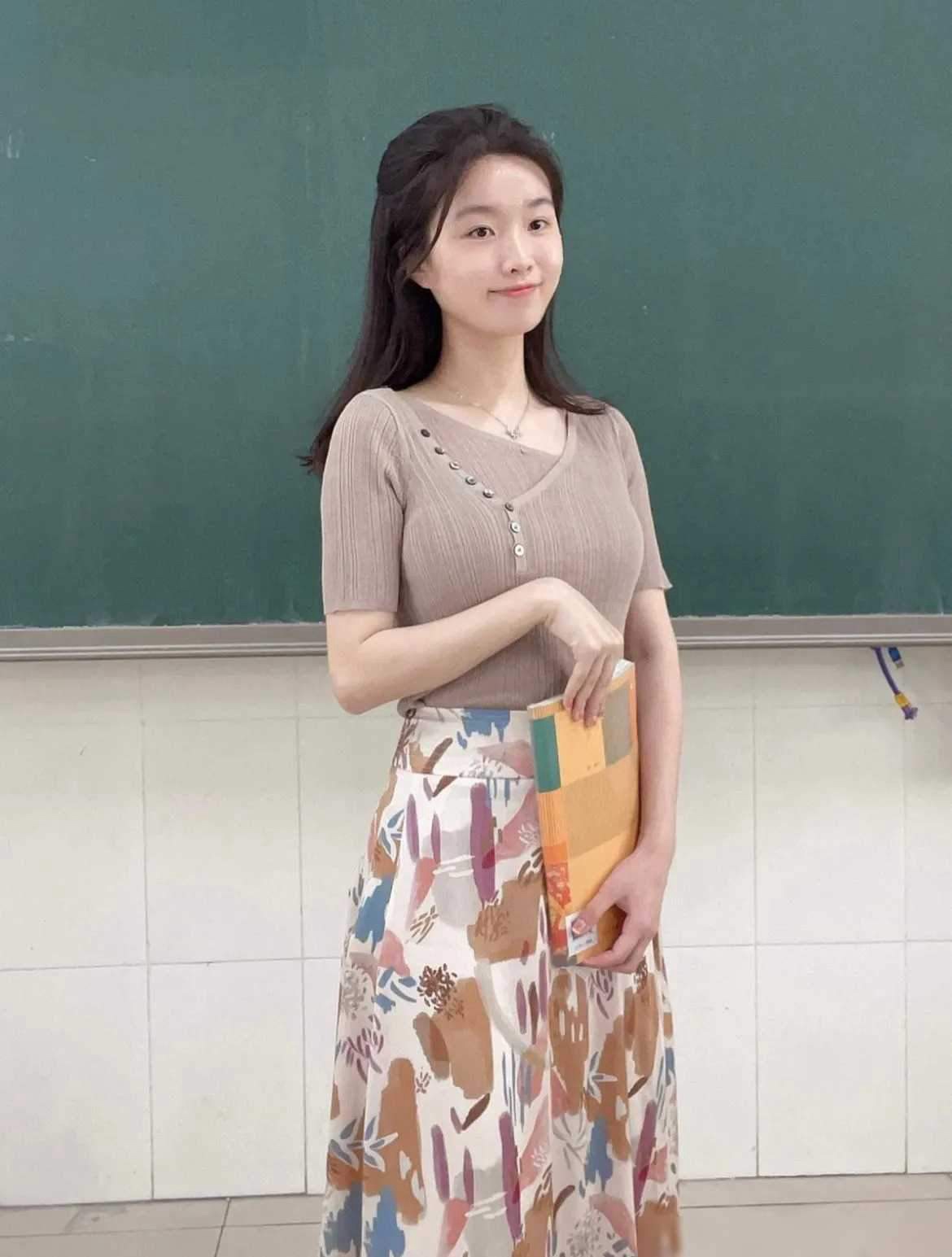 27岁的我，是一名中学老师。在这个春节，我经历了与两个不同男士的相亲。一个是28