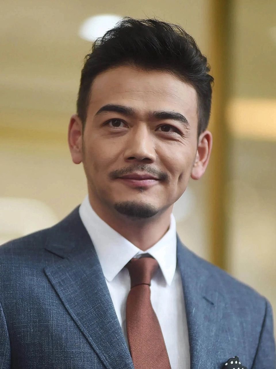 男人的气质还是得靠发型撑起来