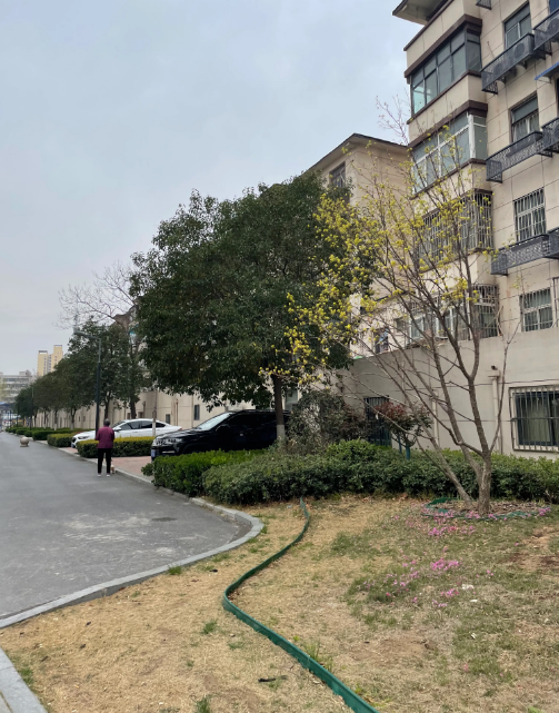 现在真的慌了！
   我今年45岁，我和我老公每月工资加在一起有1.4万，现在家