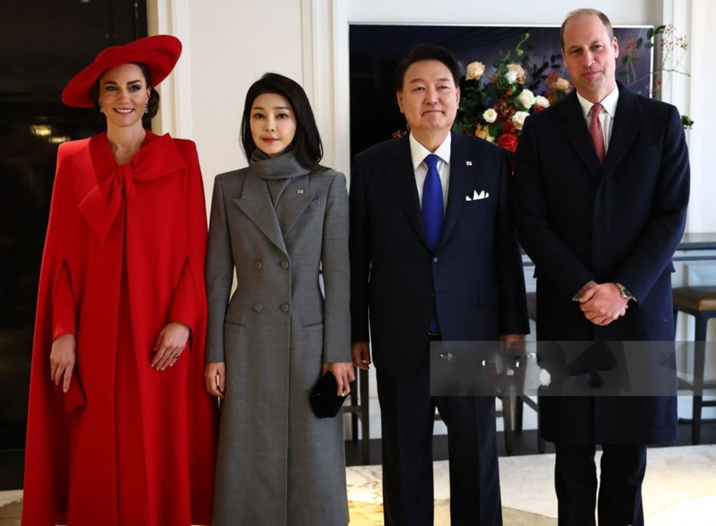 韩国夫人又抢风头，和凯特王妃乘坐同一辆车抵达皇家阅兵场，下车后走在凯特王妃前面，