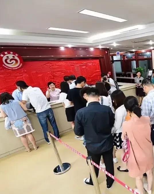 “民政局全是离婚的，没有一对是结婚的”，这是我去民政局找朋友办事时看到的。

出