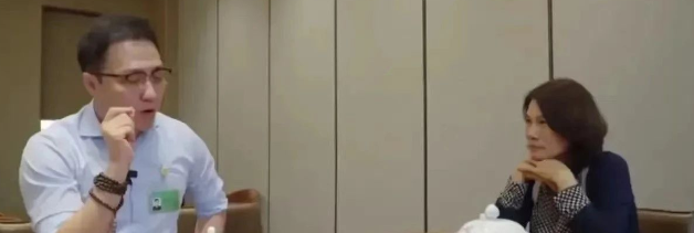 以毒舌著称的金星在社交媒体上发文：口含明珠，进退自如！配图还是一条黑狗。

明眼