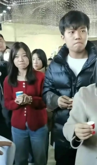 解清帅长的和他妹妹有多像，抿嘴的表情都一样。老实讲，解清帅的故事，为什么会成为2