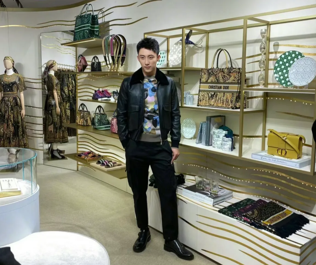 Dior店里偶遇黄景瑜，被他帅到了！
他的银幕形象让人觉得他是一个粗糙的硬汉，高