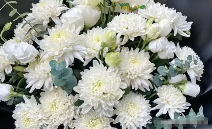 我们小区有个老太太，今年已经97岁了。前段时间查出肝癌，老太太非常冷静，没有住院