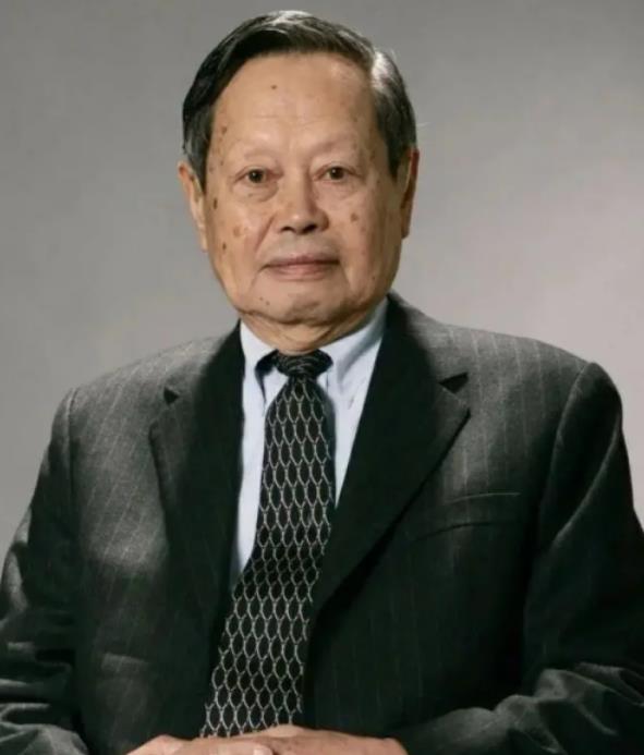 杨振宁曾顶着骂名，极力反对花2000亿建大型粒子对撞机，中科院院士王贻芳说：“一