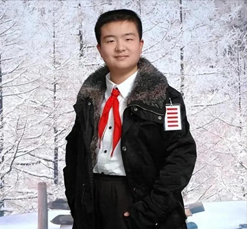 
“五道杠少年”现状令人唏嘘！他叫黄艺博，曾因身上的五道杠红极一时，年仅13岁的