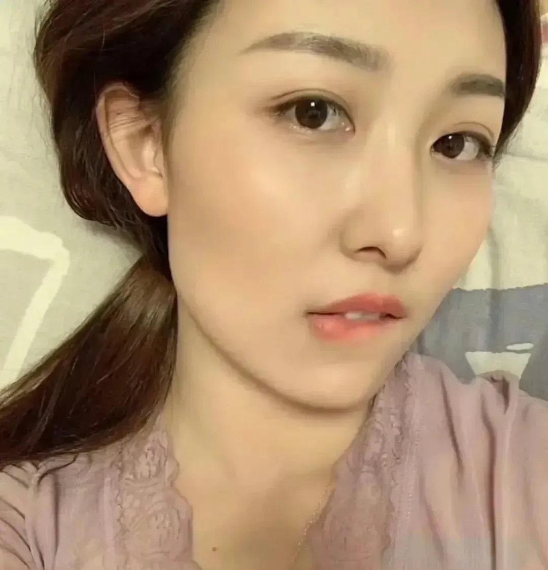 觉得自己真是可怜，10月的工资昨天已经到手，我的月薪固定为4700元。按理说，发
