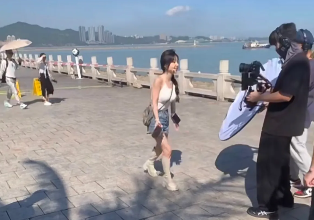 珠海偶遇冯提莫，她虽然个子不高小小一只比例很虐，但身材还是挺好的，萝莉面孔火辣身