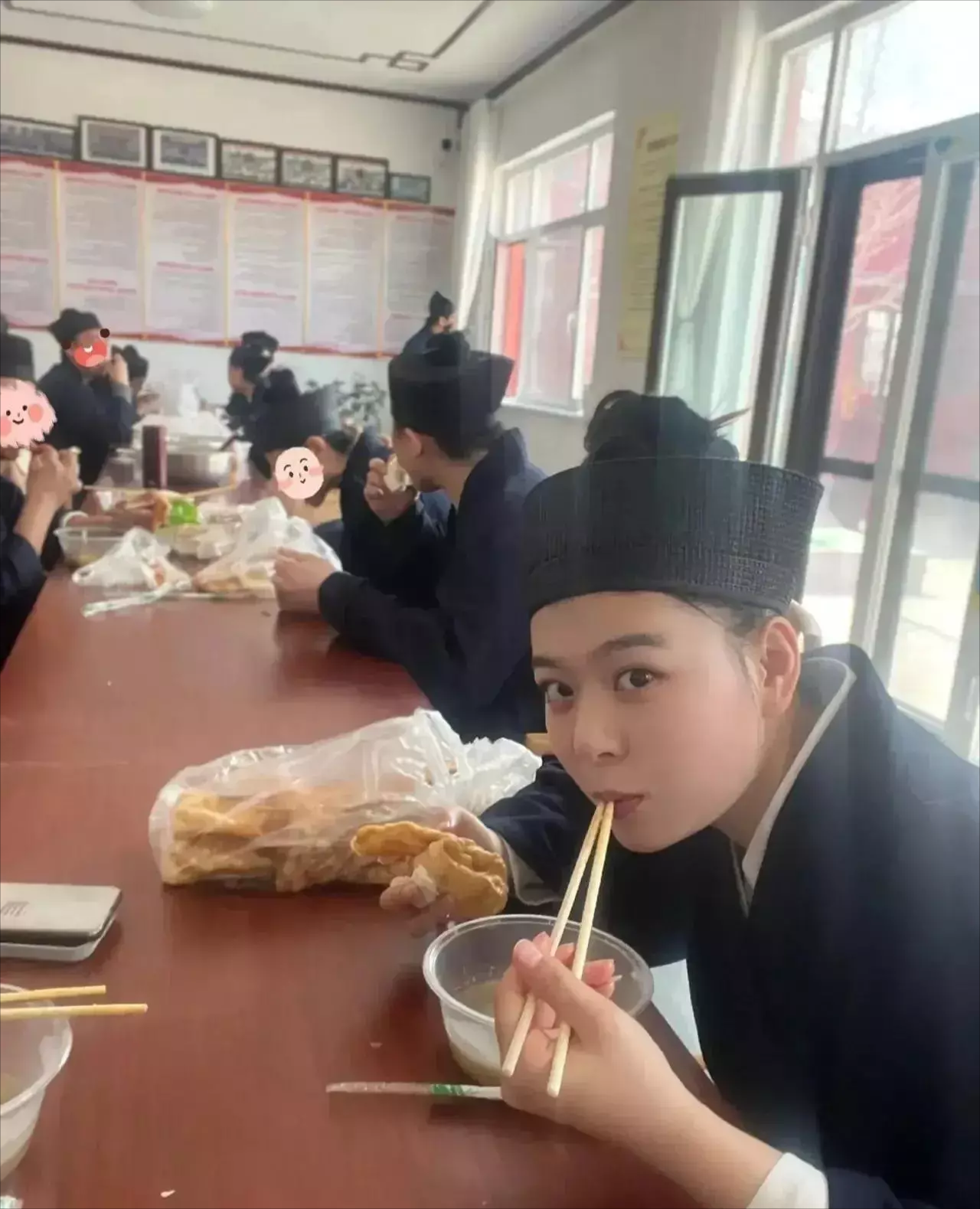 这眼神便知小道姑尘缘未了