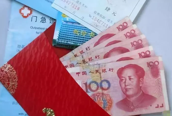 送红包太正常了，医生自己看病都会给其它科室里的医生送礼，不送的话还会被嫌弃拎不清