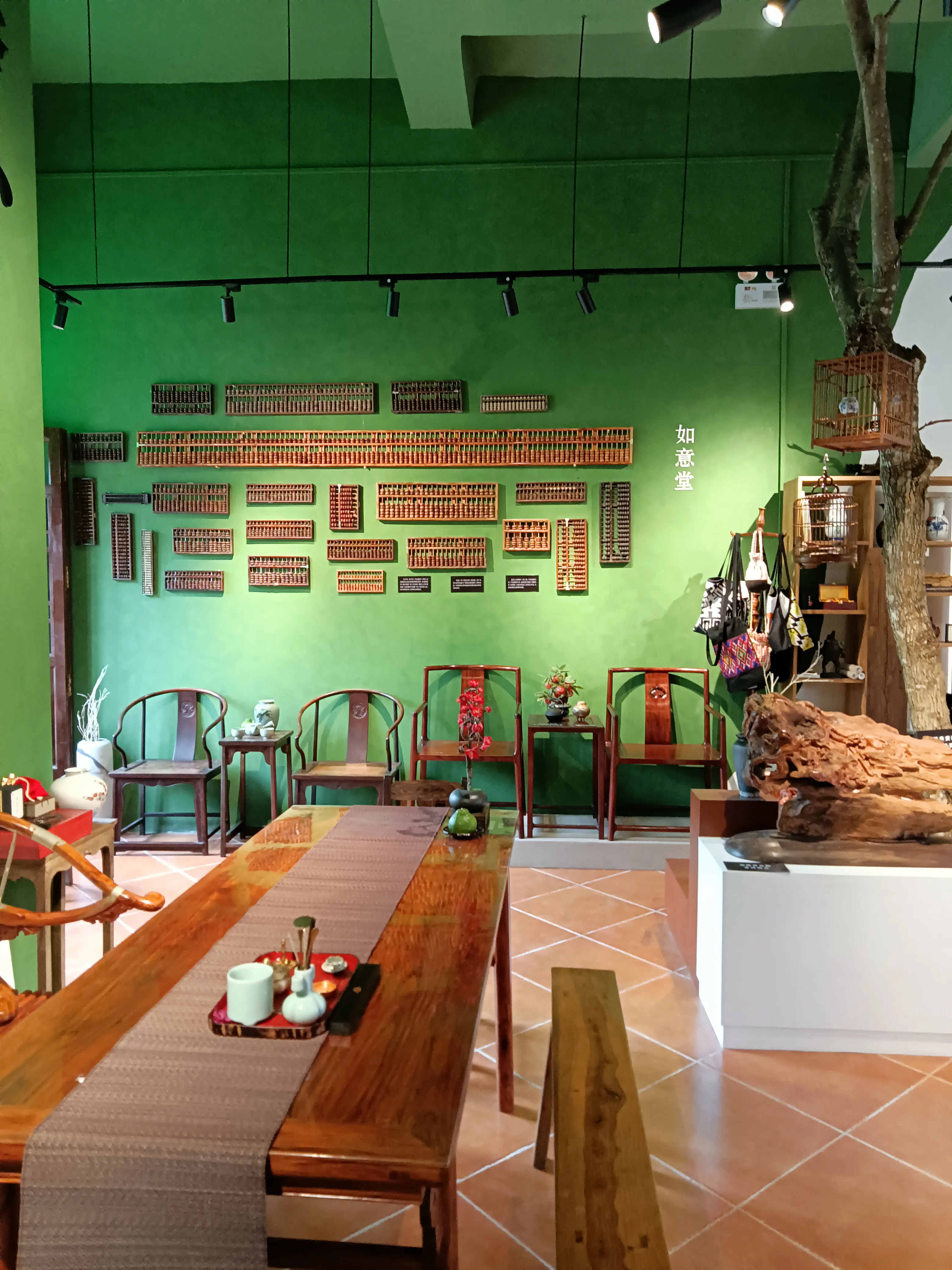 今天在银行，号排在我前面的一个大姐胆子真大。她从工行取了三十万现金到邮政储蓄银行