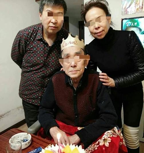 “人心太坏了！”辽宁大连，男子夫妻俩，照顾非亲非故的孤寡老人18年，老人感动不已