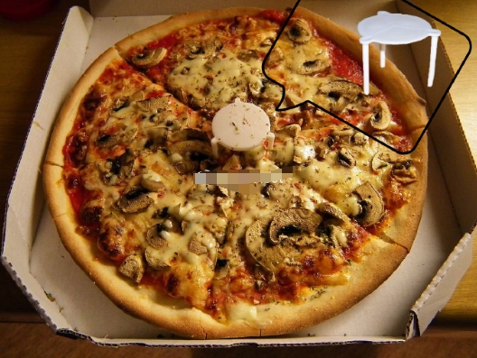 外卖披萨中间的三脚架干嘛的？

这个小支架其实有一个专业名称，叫做 Pizza 