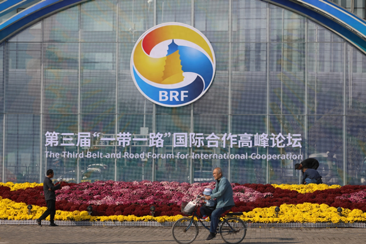 西方被震撼住了，美西方想都不敢想的事情，中国却办到了，150多个国家的领导人或代