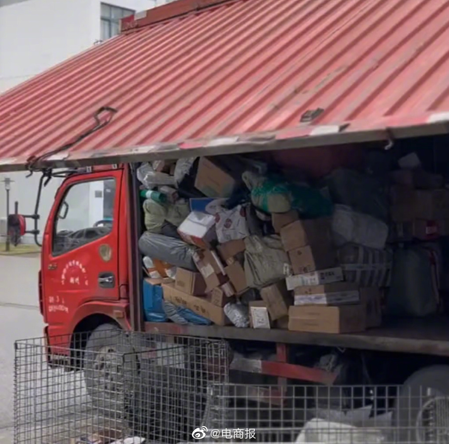 开学第一天驿站现状：包裹满满当当，快递车还在卸货。又到了驿站老板花式催取件的环节