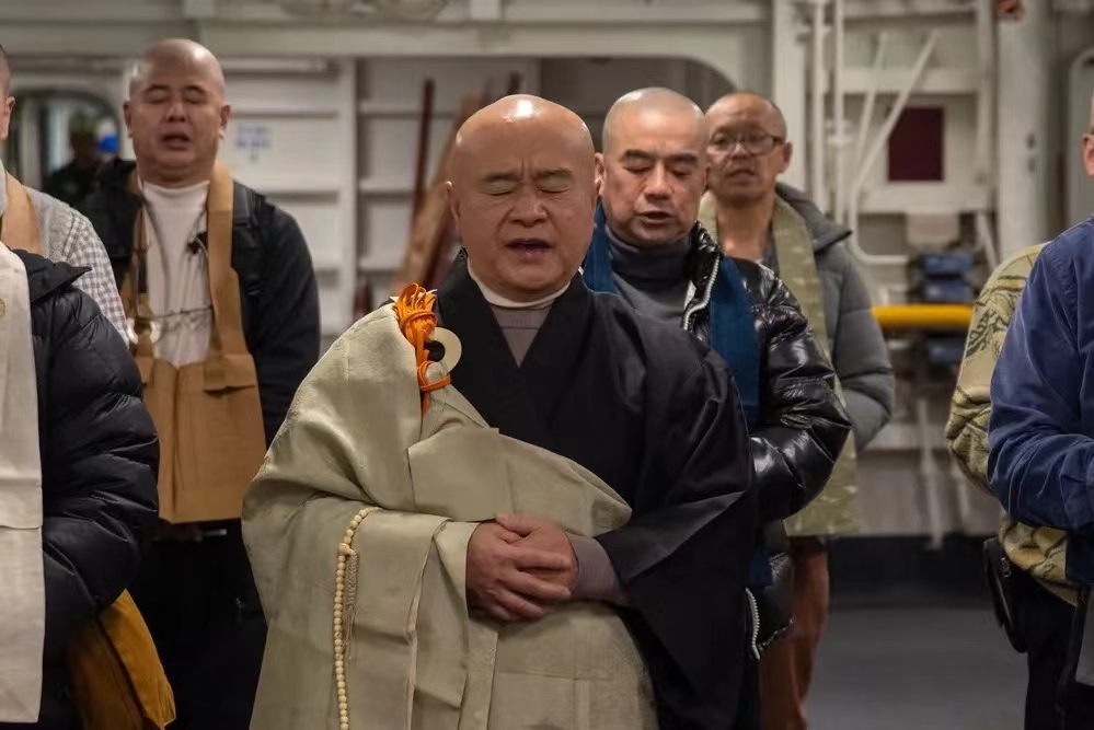 这也太奇葩了吧！美国航母居然搞这一套！
近日，美国里根号航母请了14个日本和尚，