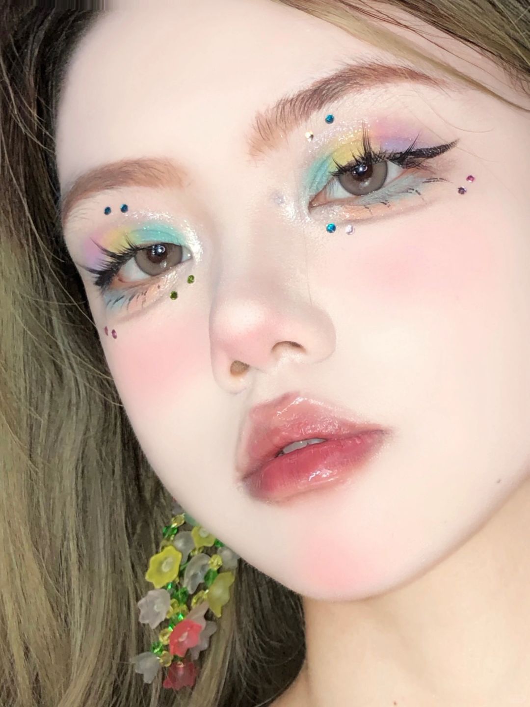 创意妆 | 多巴胺撞色彩虹🌈妆~妆教！
今天的眼妆也太太太好看啦！！！
撞色真