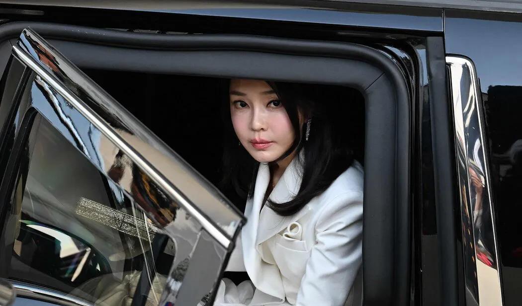 尹锡悦又摊上大事了！

日前，一条韩国总统夫人金建希收受一款价值约人民币1.6万