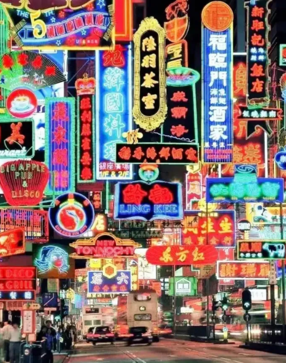 香港拆除霓虹灯招牌，
注意，有人又开始带节奏了！

说什么，“香港引进内地城管模