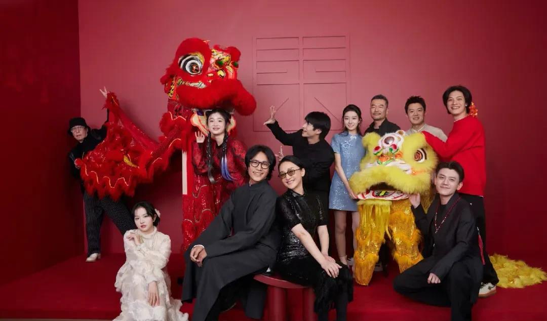 东申未来，也就是陈坤和周迅合开的经纪公司，发布大合影了！
当年东申未来成立之后，