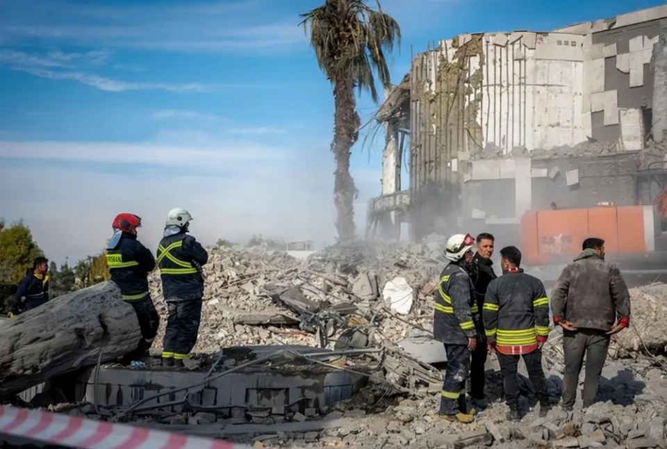 伊朗杀疯了！刚发射导弹袭击了以色列摩萨德机构，紧接着又发射导弹袭击了位于巴基斯坦