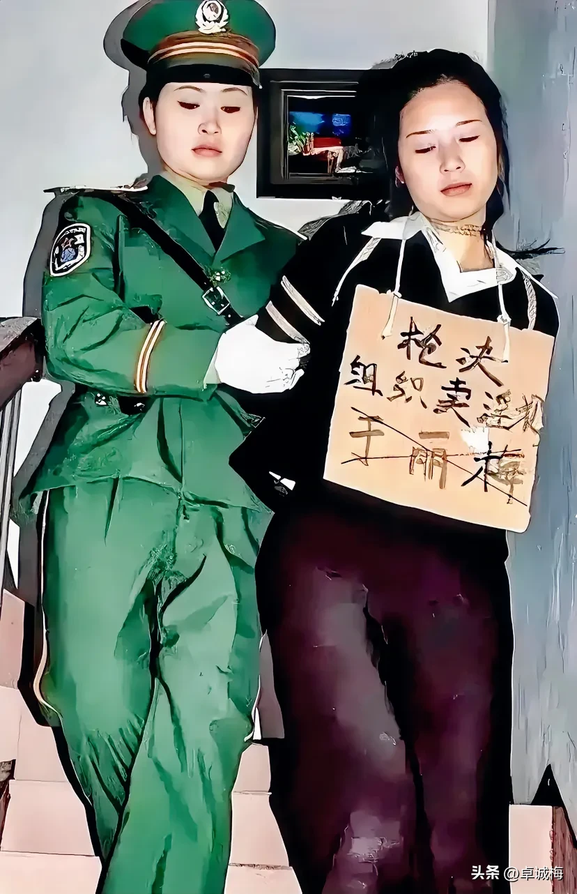 一名武警女兵押看一个死刑犯正在下楼梯。这张老照片中两人的表情，内心表示出来的信息