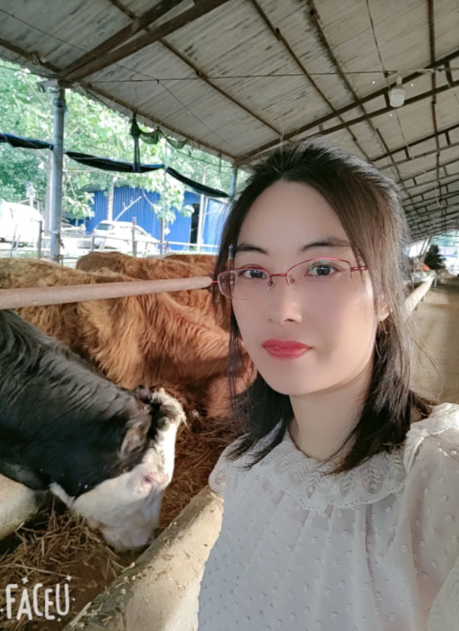 照片是我本人，我是土生土长的农村人，上学时曾怀揣梦想，励志离开家乡，脱离农村。
