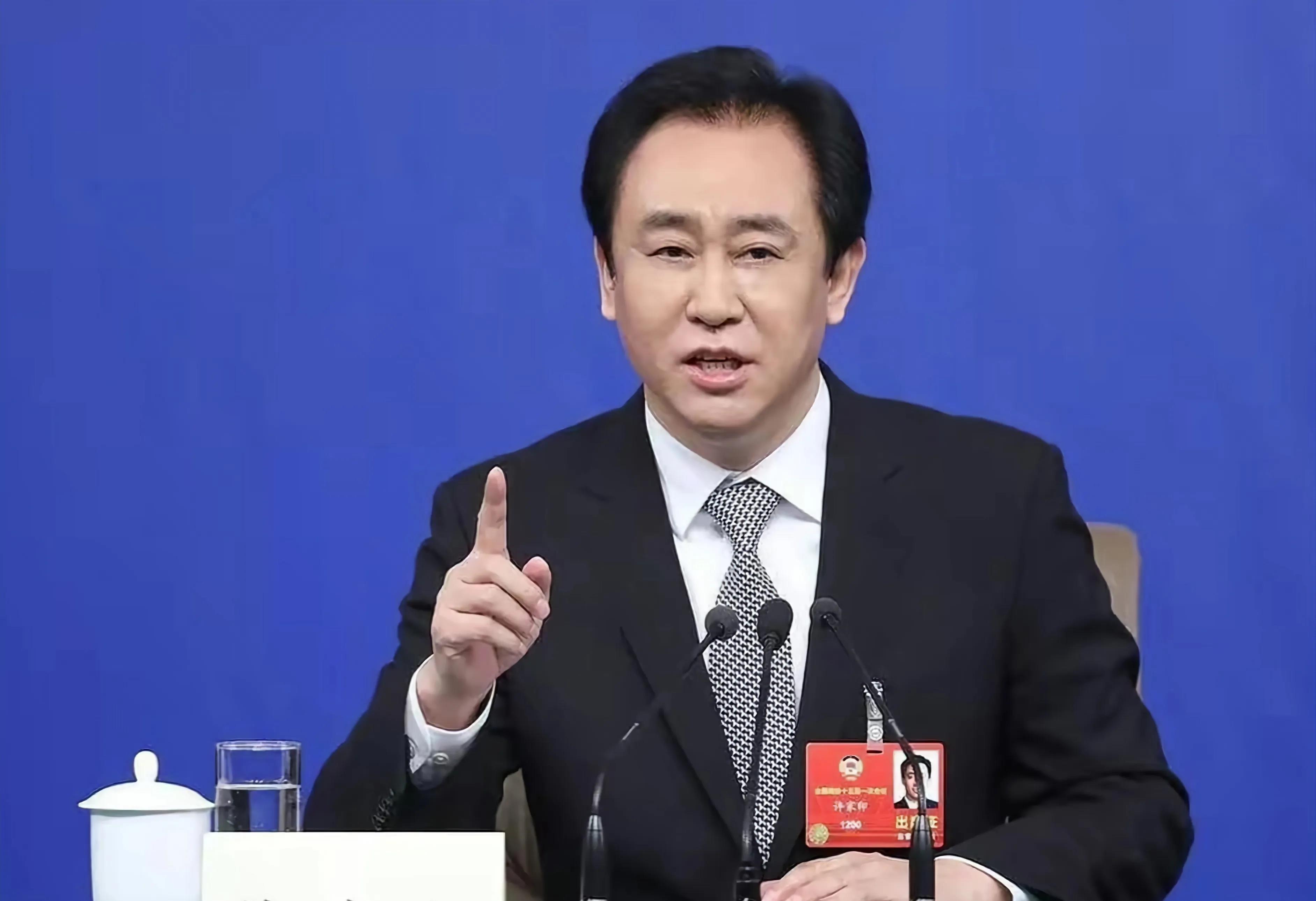 现在看来，恒大许家印创造了至少三个世界级笑话：
​​​​​​​​1、卖楼的，楼都