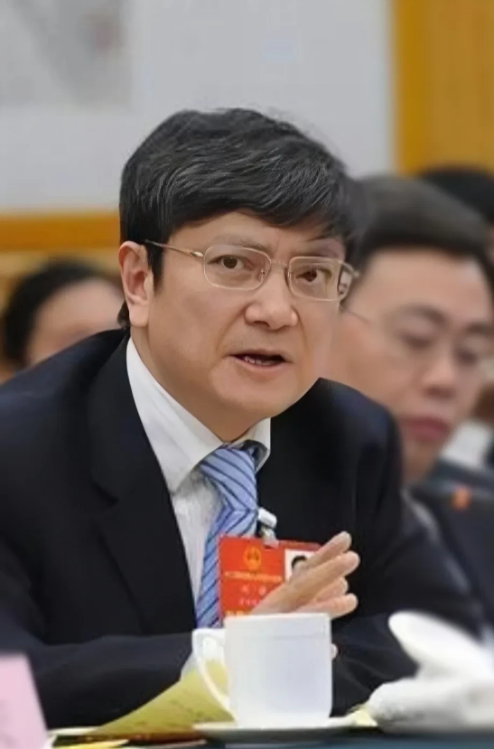 大学校长郑强，受某高校邀请演讲，哪知道讲着讲着，离题千里，他说:同志们，我们的大