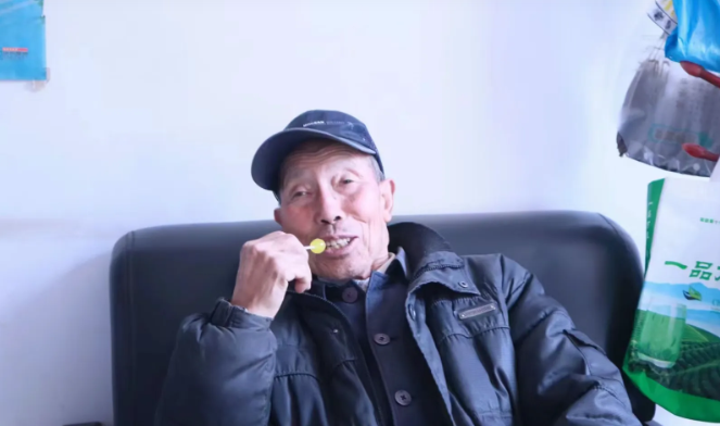 山东大爷20年间竟然吃掉14吨糖，每天至少要吃4斤，甚至一天不吃就浑身难受，当孩