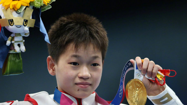 16岁全红婵亚运会跳水，荣获女子10米台冠军，407C动作斩获七个十