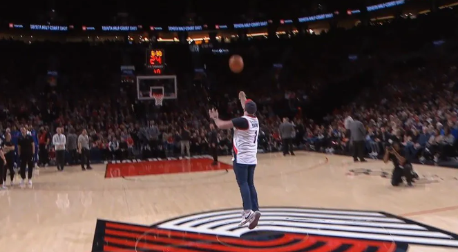 还是NBA现场会玩！！
 上篮   进球500美元
 罚球   进球 5,000