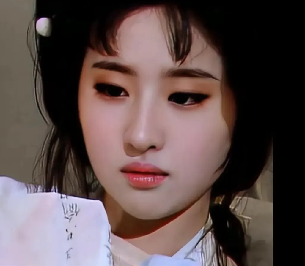 一直觉得陈晓旭饰演的林黛玉不够惊艳，不够仙女，不够原著中描述的那么美。但是看到神