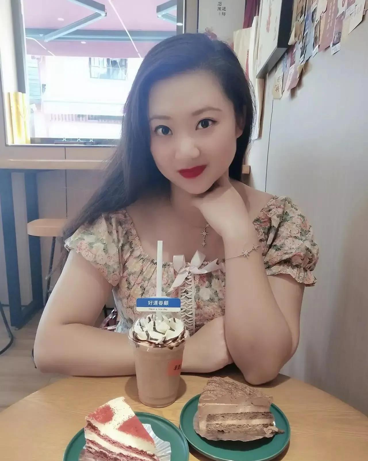 大年初八侄子 跟一女孩相亲，在一小饭店吃饭，为了尊重女孩，请女孩点菜。

　　女