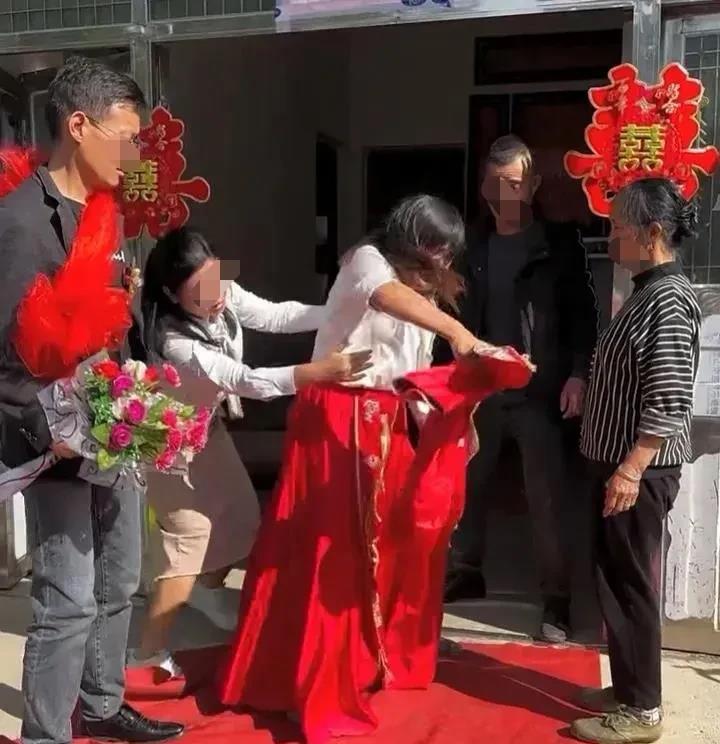 最近在河北唐山某地，发生了一起令人震惊的事件。
在一对年轻人的新婚典礼上，按照当