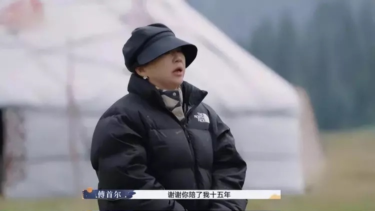 无私奉献于家人的老刘，虽然卑微而无奈，但终究未能挽留住傅首尔