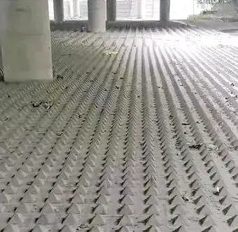 这不是反坦克锥吗？都用到桥底下来了，到底是对付谁的呢？
是为了不让停车，还是为了