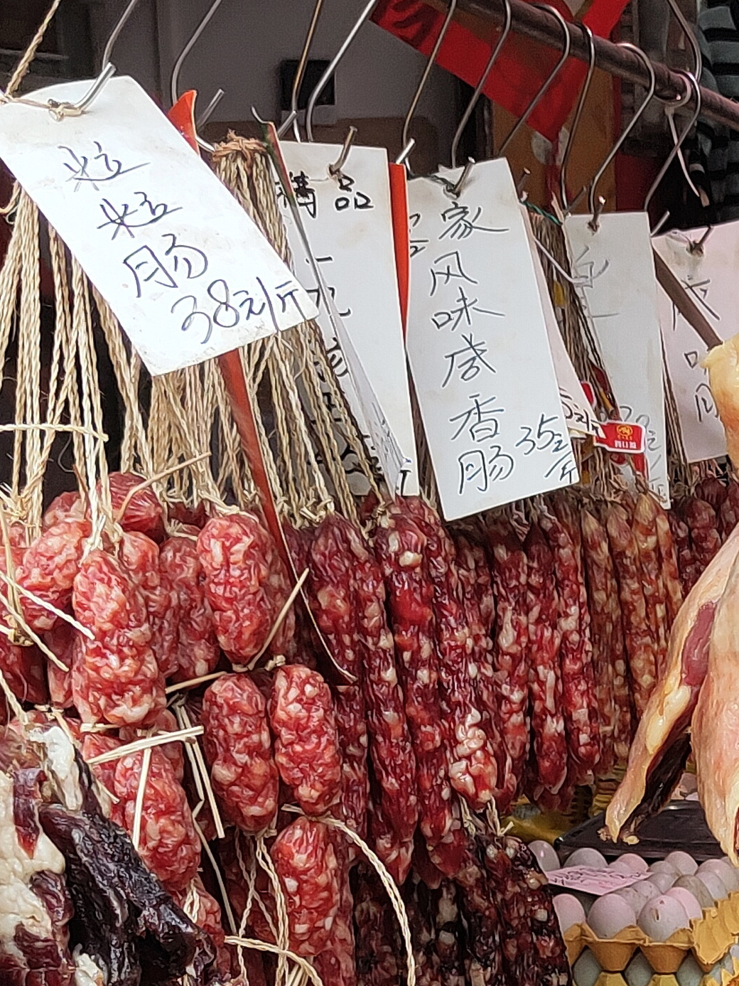 秋风起，食腊味。腊肠有小品种之分，广式纯肉肠一般是甜的，按照瘦肥肉比例或采用猪肉