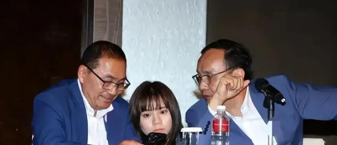侯：柯给我发了一段短信。
朱：啥内容？
侯：你自己看看吧。
朱：这么劲爆？当众念