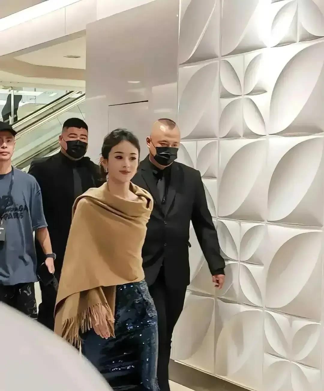 这个女子是谁啊，真会拽大牌啊，出门带着两个保镖，一个男助理，这一幕被网友抓拍到，