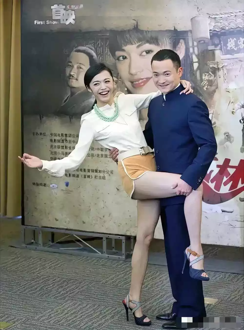 这一抱，体现了绅士风度！