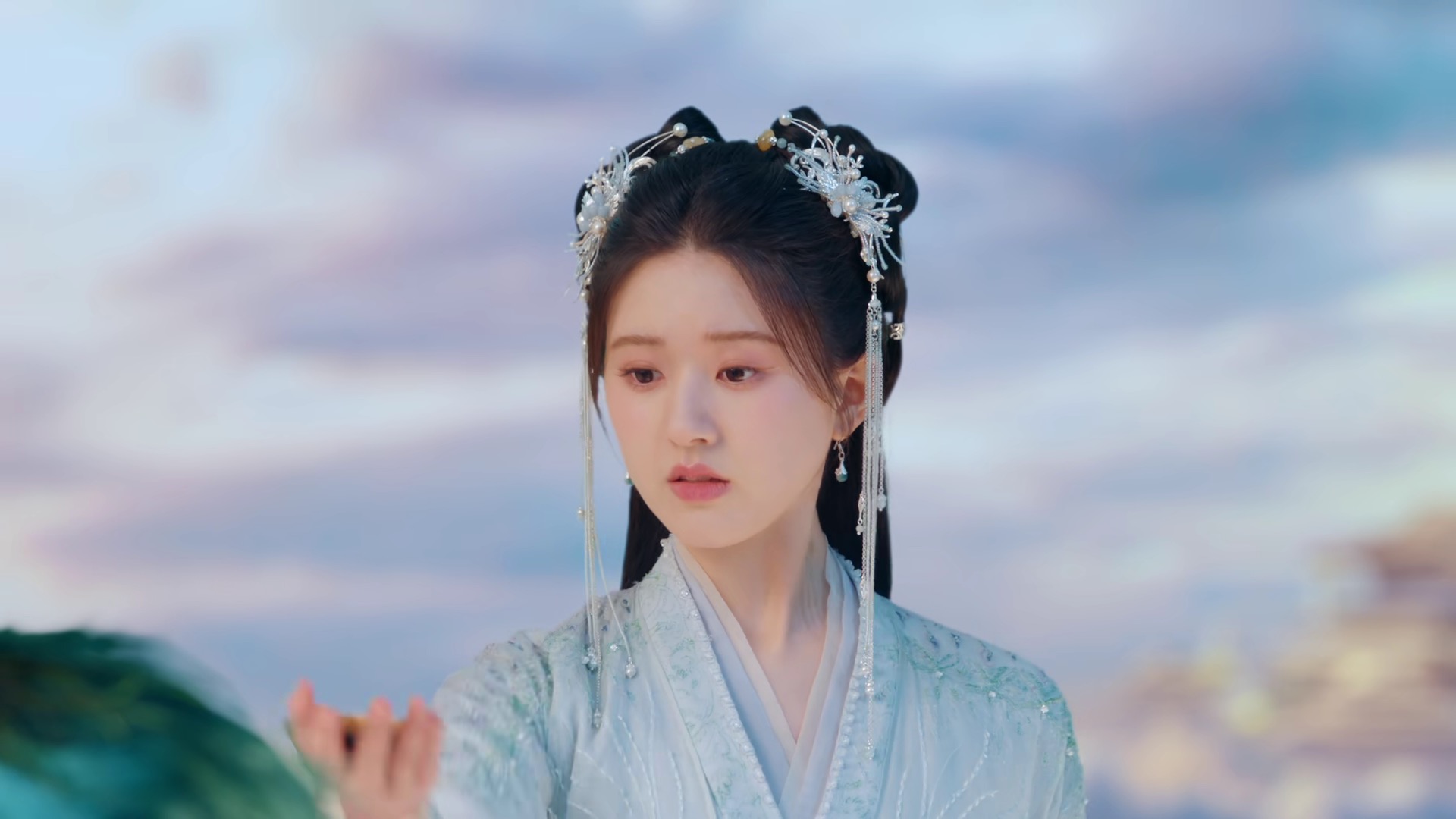 《神隐》这一幕看的人真解气！

孔雀公主故意设局坑阿音。

而且真的就让阿音入套