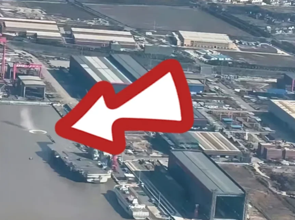 老三在弹小车？先不说会不会这么巧刚好拍到，你就看那水花，压得比全红婵都牛，圆滑得