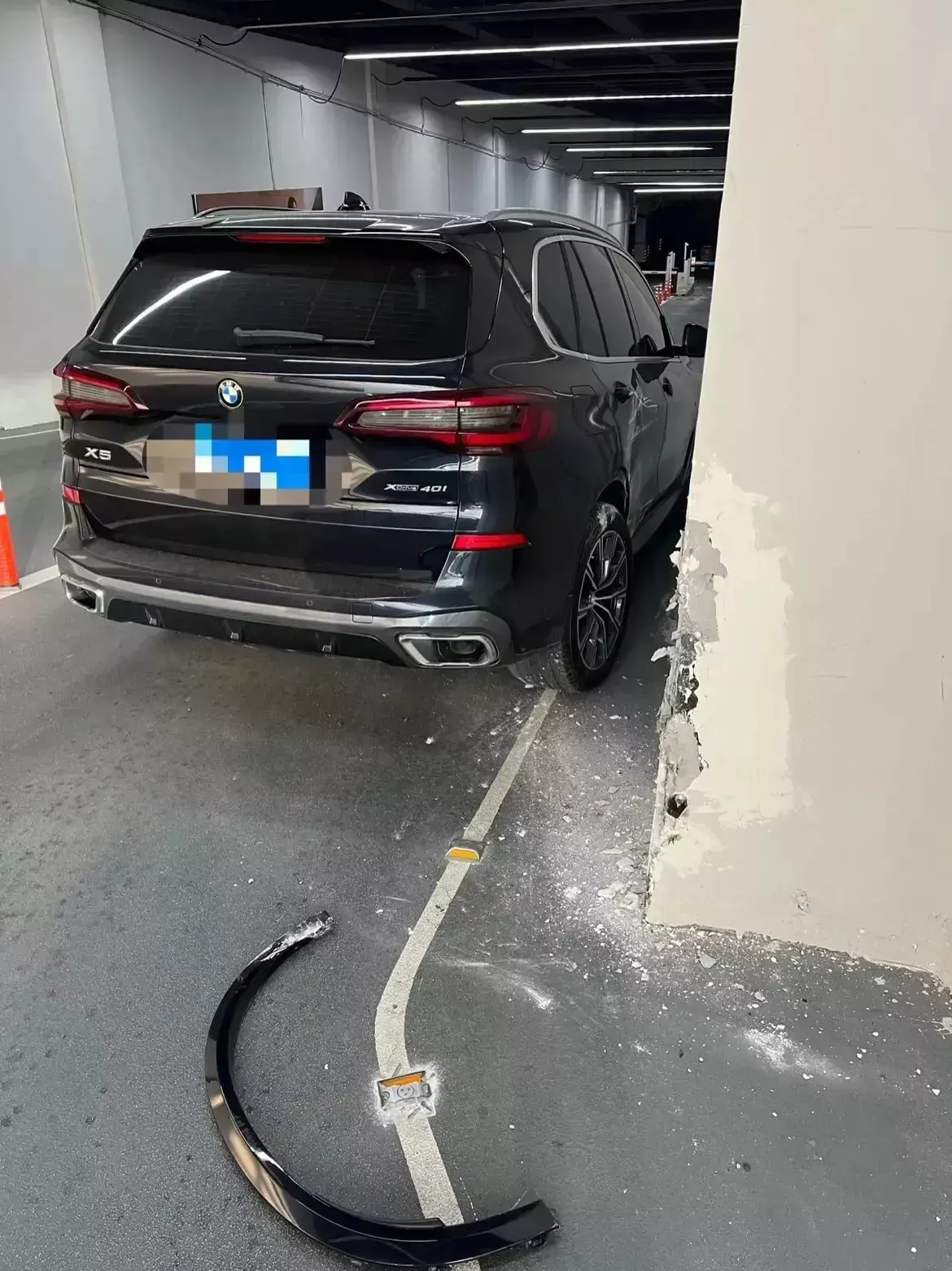 车刚被朋友开走，还没出地库。哎！！！