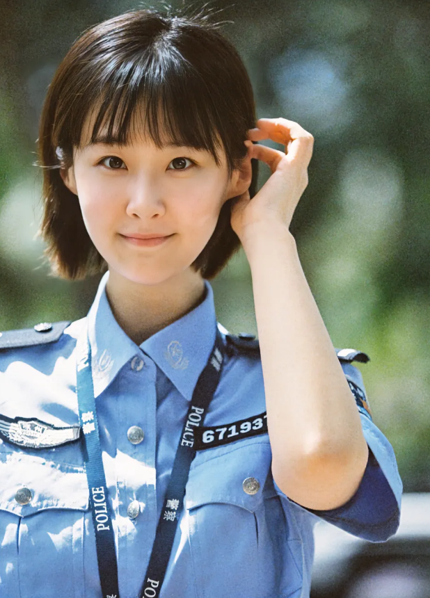 太难想象了！这位漂亮姑娘，与《黑土无言》里女杀手，竟然是一个人。
《黑土无言》第