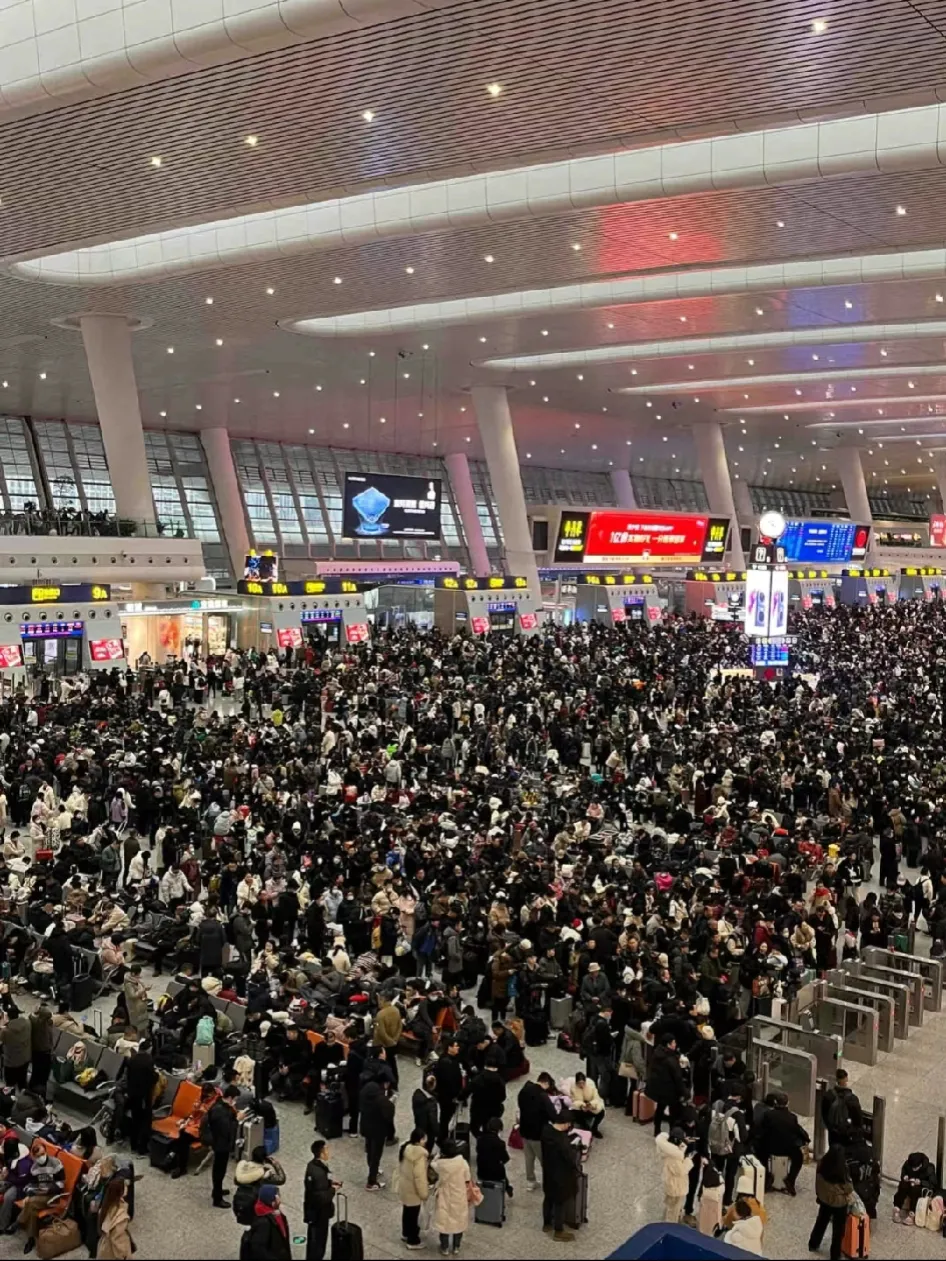 今天的杭州东站，
毫无撤退可言！
能堵在车站已经够幸福了，车站源源不断在进人，安
